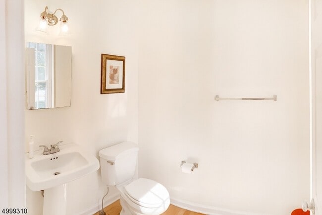 Building Photo - 9 Colonial Ct