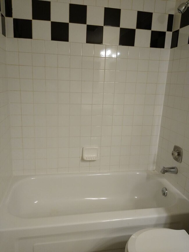 Building Photo - Charming 2 Bedroom 2 Bath w/ Large Yard, 1 Car Garage and Central Air/Heat