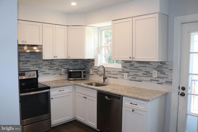 Building Photo - 2615 S Walter Reed Dr