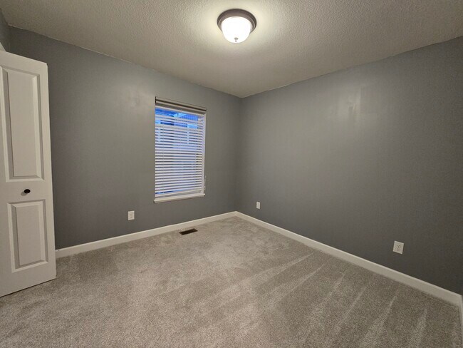 Building Photo - 851 Roselyn Dr