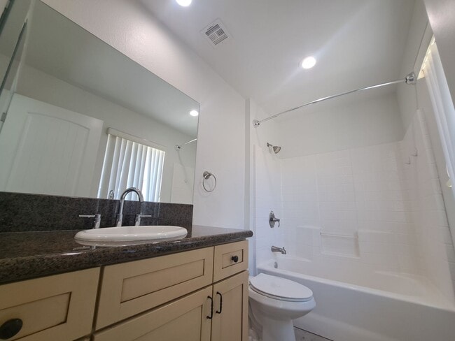 Building Photo - 4 bedroom!! Close to town, shopping and sc...