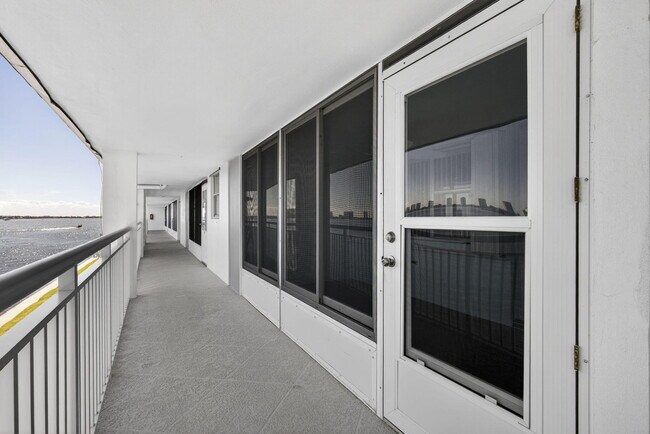 Building Photo - 100 Shore Ct