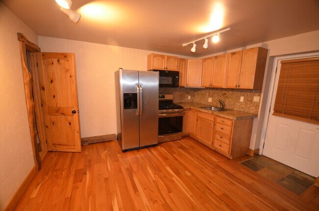 Building Photo - 471 High Point Dr