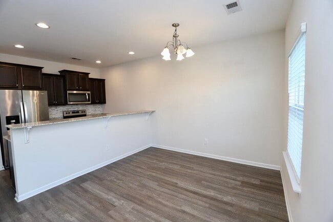 Building Photo - 2943 Old Field Rd