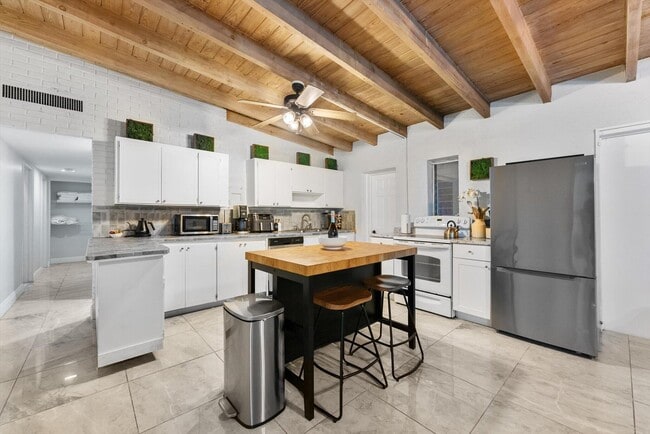 Building Photo - 3101 SW 16th St