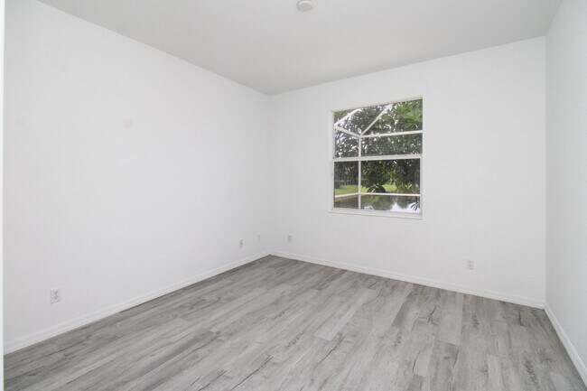 Building Photo - 3-Bed + Den Home With Lake Views & Pet-Friendly!