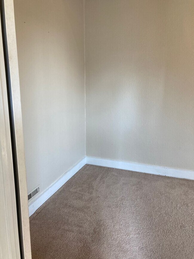 Building Photo - Three Bedroom Single-Family Home Close To ...