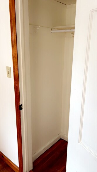 Building Photo - 557 Linden Ave