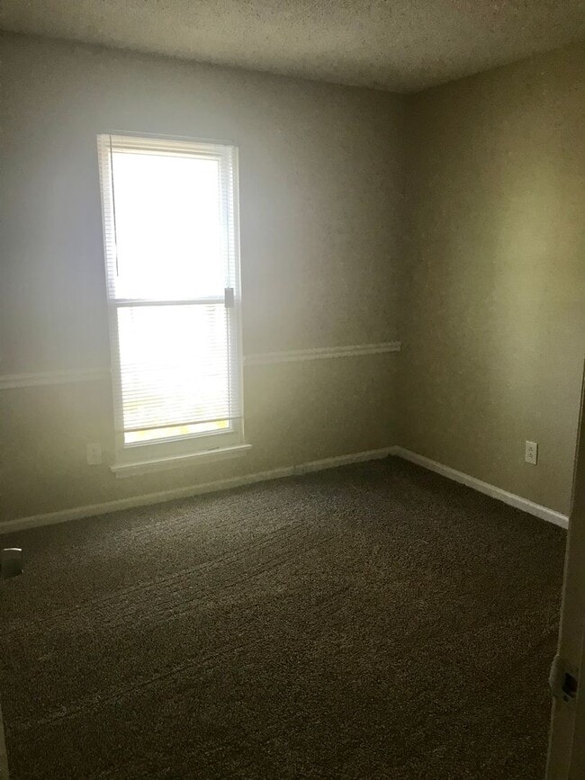 Building Photo - This beautiful 3 bedroom 1 bath home is lo...