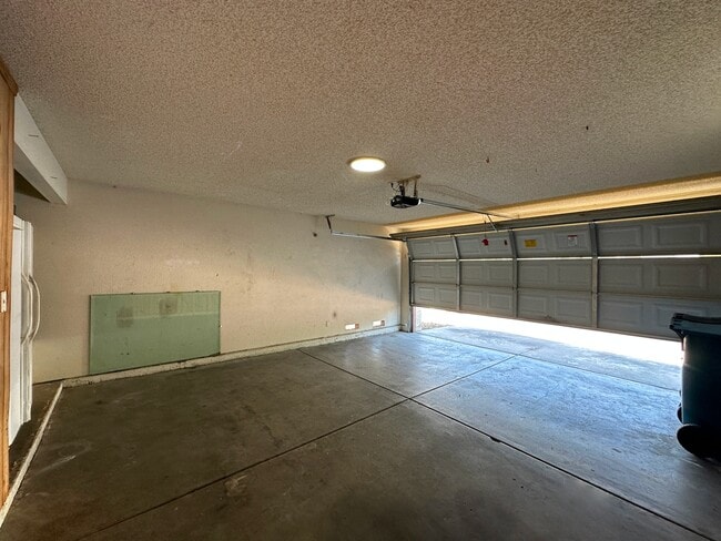 Building Photo - 2321 Valley Dr