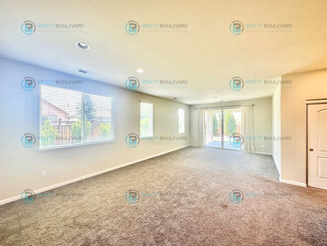 Building Photo - 3 Bedroom 2 Bathroom with Garage covered patio and beautiful yard!