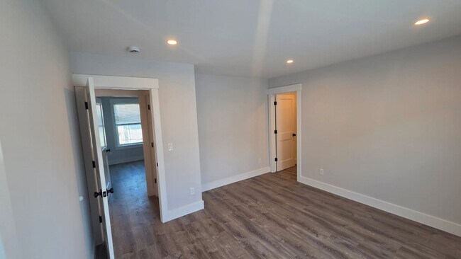 Building Photo - 25 Bouton St
