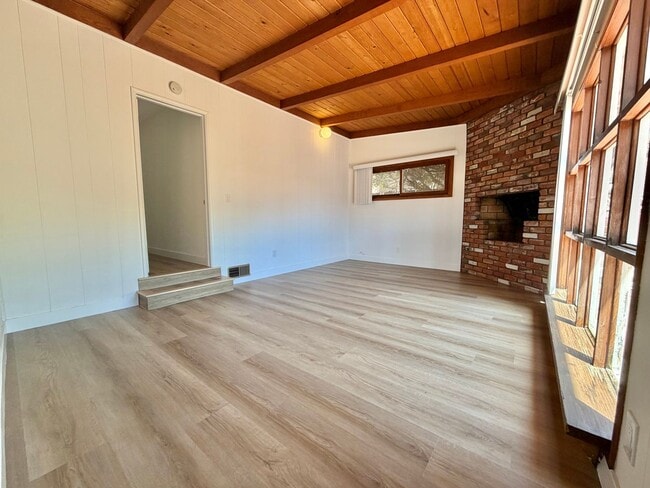 Building Photo - Spacious 3BD Manhattan Beach Home with Brand New Flooring, Large Den & 2-Car Garage