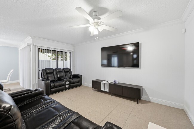 Building Photo - 301 Lakewood Dr