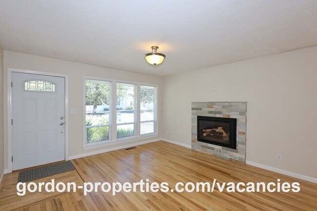 Building Photo - 10851 SE Garrett Dr