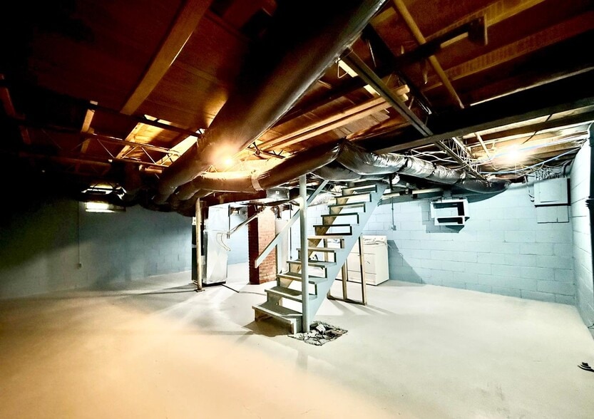 Building Photo - 4235 Rookwood Ave