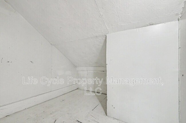 Building Photo - 329 Charles Ave SE