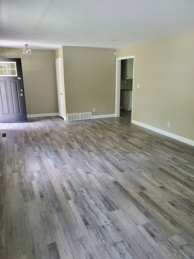 Building Photo - 4 Bed 2 bath newly remodeled