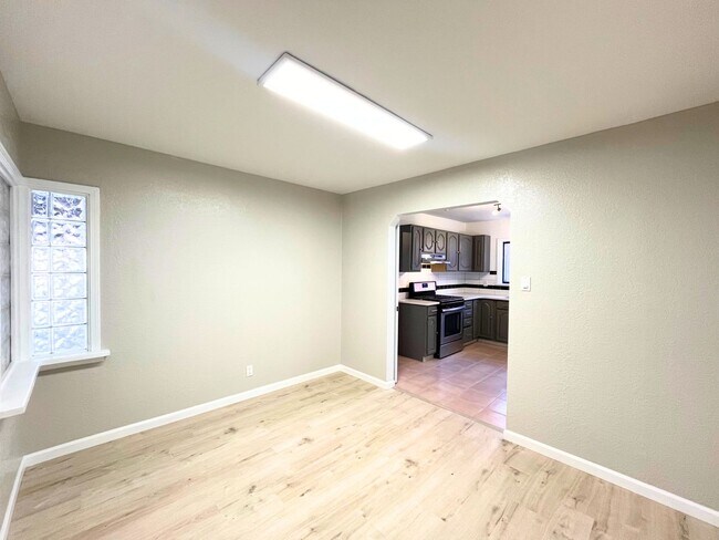 Building Photo - Spacious 3 Bedroom 2 Bathroom Home In The NE!