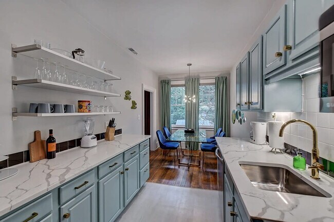 Building Photo - 518 Lamar Ave