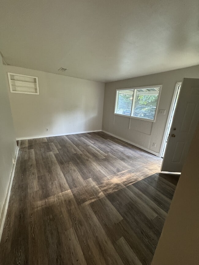Building Photo - 305 SE Arter Ave