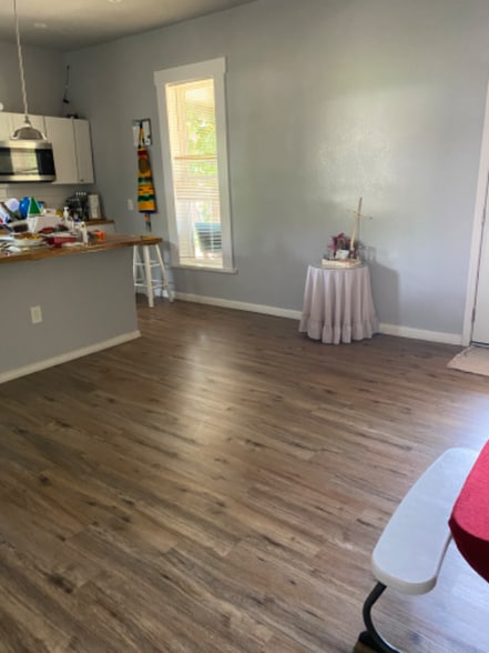 Building Photo - 221 S Main St