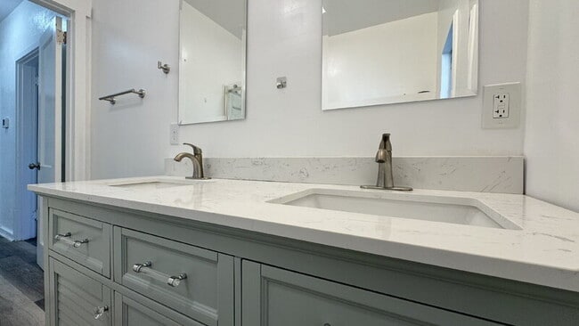 Building Photo - 428 N Oleander Ave