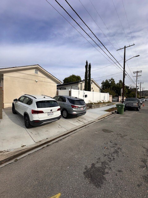 Building Photo - 10905 Olinda St