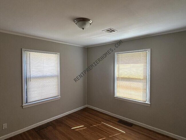 Building Photo - 1410 E 53rd St