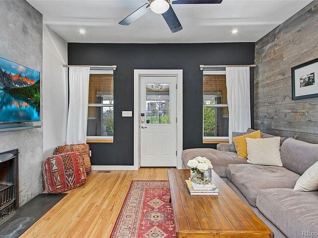 Building Photo - In the Heart of Highlands 2 Bedroom 1 Bath Row Home!