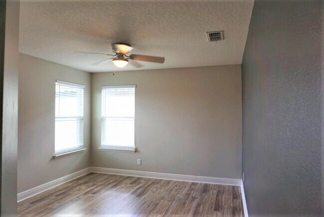 Building Photo - Orchard Hills 6 bed / 3.5 Bath - Partially Furniushed