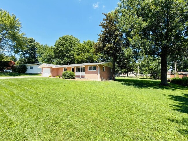 Building Photo - Move-In Ready 3BR/2BA Home with 2-Car Garage in St. Charles