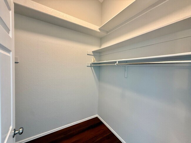 Building Photo - Beautiful 2 Bedroom Townhome- Minutes from...