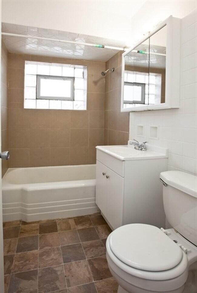 Building Photo - 464 Gordon