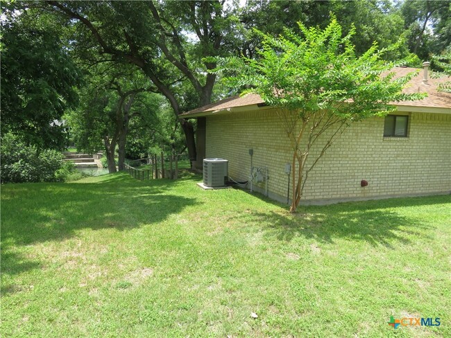 Building Photo - 900 Boenig St