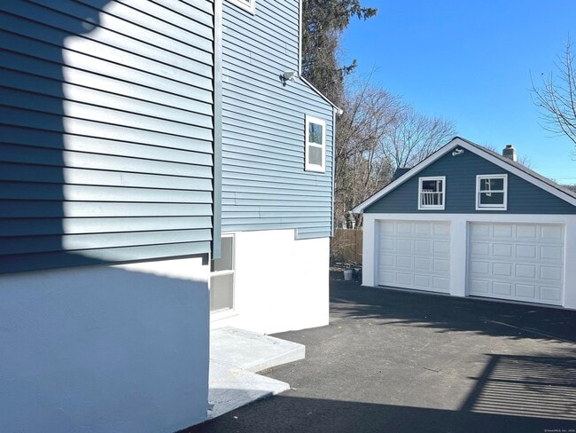 Building Photo - 46 Silvermine Ave