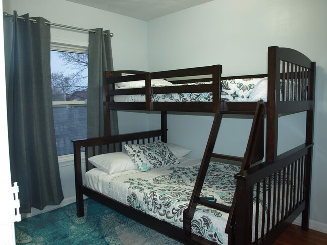 Bedroom 2 - Double Bed and Single Bed - 711 N Chestnut St