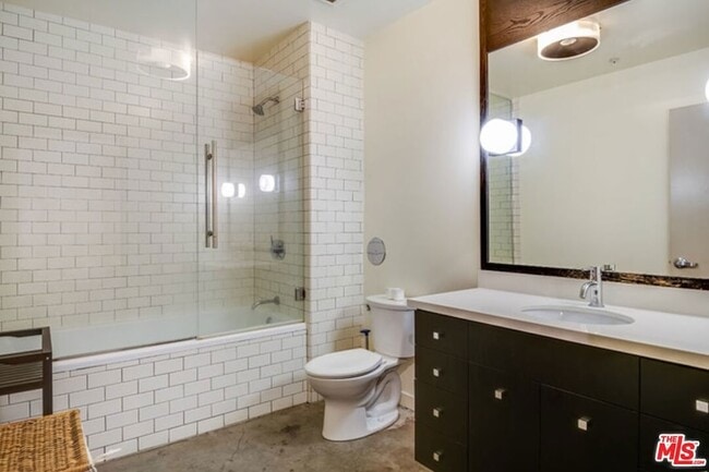 Building Photo - 527 Molino St