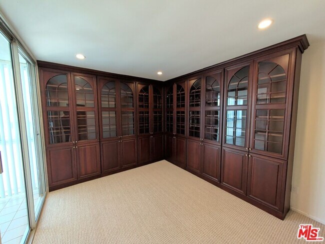 Building Photo - 415 Montana Ave