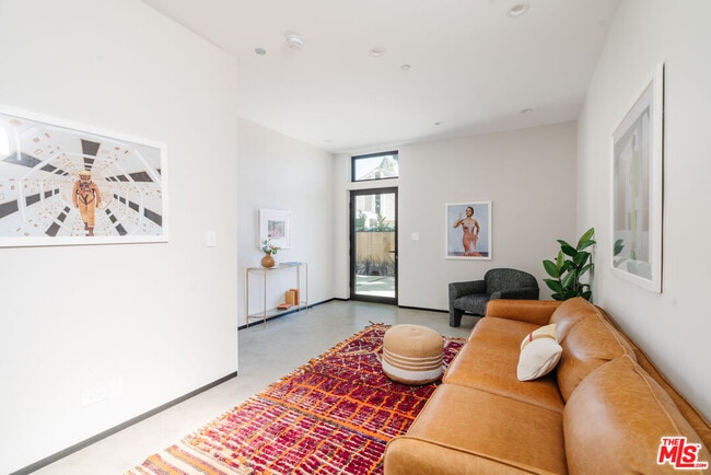 Building Photo - 609 Broadway St