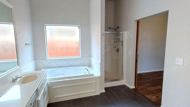 Building Photo - 4 Bed 2 Bath near Buck Thomas Park.