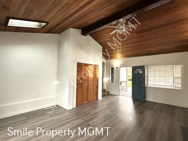 Building Photo - Comfortable Southeast Portland Living with Private Fenced Yards