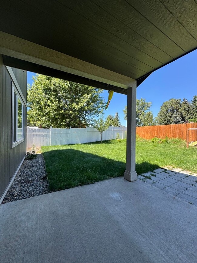 Building Photo - Spacious 5-Bedroom Home with Bonus Living ...