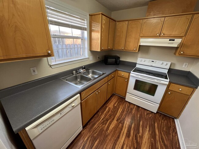 Building Photo - 1665 E Hatton St