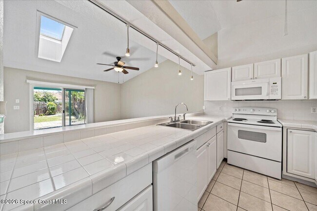 Building Photo - 5283 Palmetto Dr