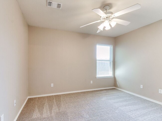 Building Photo - Beautiful Home in Edmond Community