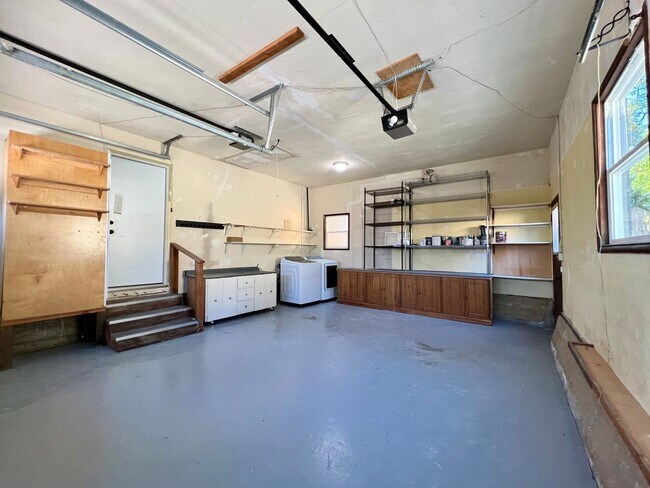 Building Photo - MON301