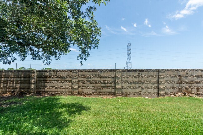 Building Photo - 9419 Silver Ridge Dr
