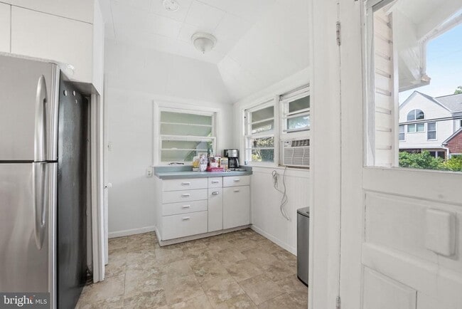 Building Photo - 524 N Kenmore St