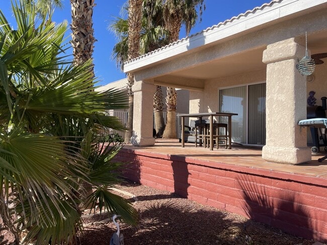 Building Photo - 3 bedroom 2 Bath Lakefront home in the des...